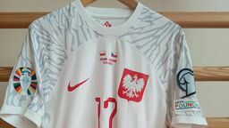 Koszulka reprezentacji Polski Damiana Szymańskiego cieszy się największych zainteresowaniem na aukcjach