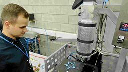 Podczas pokazu maszyna wytwarzała świąteczne gwiazdki. W sakli makro mogą to być dachówki, kostka brukowa i wiele innych



 