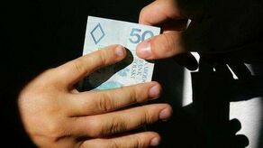 Wojskowy za pomoc miał przyjąć łącznie kilkanaście tysięcy złotych