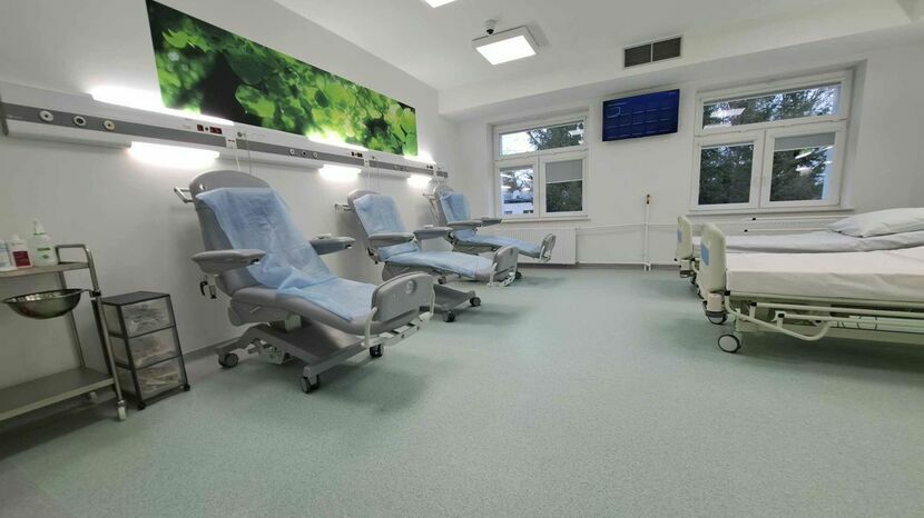 Nowa stacja dializ to gruntownie odnowione i nowocześnie wyposażone, klimatyzowane pomieszczenia. Takie warunki oznaczają komfort dla pacjentów
