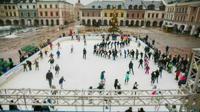 Z jazdy na łyżwach na Rynku Wielkim za darmo można korzystać od czwartku do niedzieli. Ostatniego dnia tego roku ślizgawka będzie otwarta aż do północy