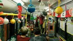 Za wystrój mikołajkowego trolejbusu, jak co roku, odpowiadają panie z kolektywu "Otulamy włóczką"