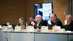 Radni PSL, którzy chcieli zdjąć punk dot. stanowiska z obrad. Głos w dyskusji zabiera Arkadiusz Bratkowski