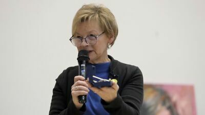 Ewa Dados prezentuje srebrną broszkę przekazaną na aukcję przez pierwszą damę Agatę Kornhauser-Dudę