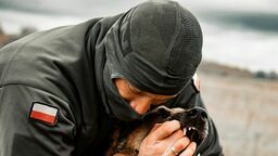 Mądra, wierna i oddana swojej pracy. Carmen poznała swojego opiekuna w Walentynki. To była "miłość" od pierwszej komendy - informuje Dowództwo Generalne Rodzajów Sił Zbrojnych - Jan decyduje o tym, co Carmen ma zrobić, ale tylko razem wzajemnie się uzupełniają i tworzą partnerski duet.