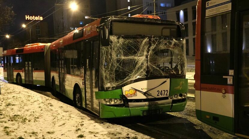 Do kolizji pięciu aut, dwóch komunikacji miejskiej i trzech osobowych doszło dzisiaj m.in. na ul. Podzamcze w Lublinie