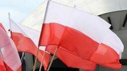 Flagi wyrzucone na śmietnik. Ratusz szuka winnych