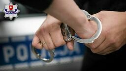 Wpadł do sklepu po alkohol, rzucił się na ochroniarza