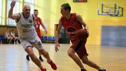 Marek Lejko (z piłką) to jeden z liderów The Reds Iglo-Klima