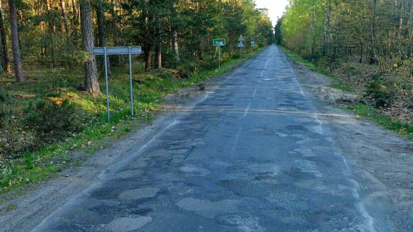 Odcinek Firlej-Kamionka to jedna z najgorszych dróg powiatowych na Lubelszczyźnie. Jeden z jej odcinków doczekał się remontu, ale obyło się bez problemów