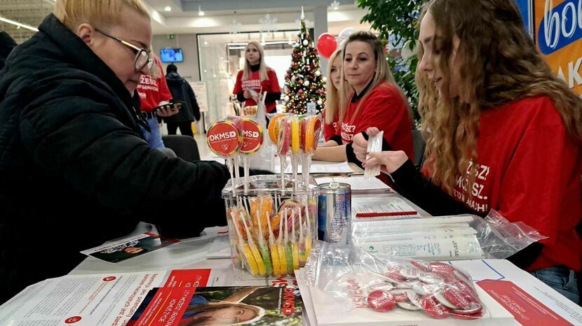 Pani Joanna (z lewej) przyjechała do centrum handlowego na zakupy i przy okazji zarejestrowała się w bazie dawców Fundacji DKMS