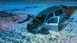 22-latek zasnął za kierownicą. Mazda wypadła z drogi