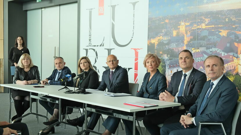 Prezydent Krzysztof Żuk (przy stole w środku) w gronie najbliższych współpracowników