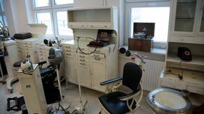 Jednak wyjątkowym eksponatem – nie sądzę, że jest taki drugi na świecie – jest jeden z foteli, który prezentuję właśnie w Collegium Maius