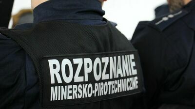 Teren, który miał być zagrożony wybuchem, został dokładnie sprawdzony przez policyjnego pirotechnika