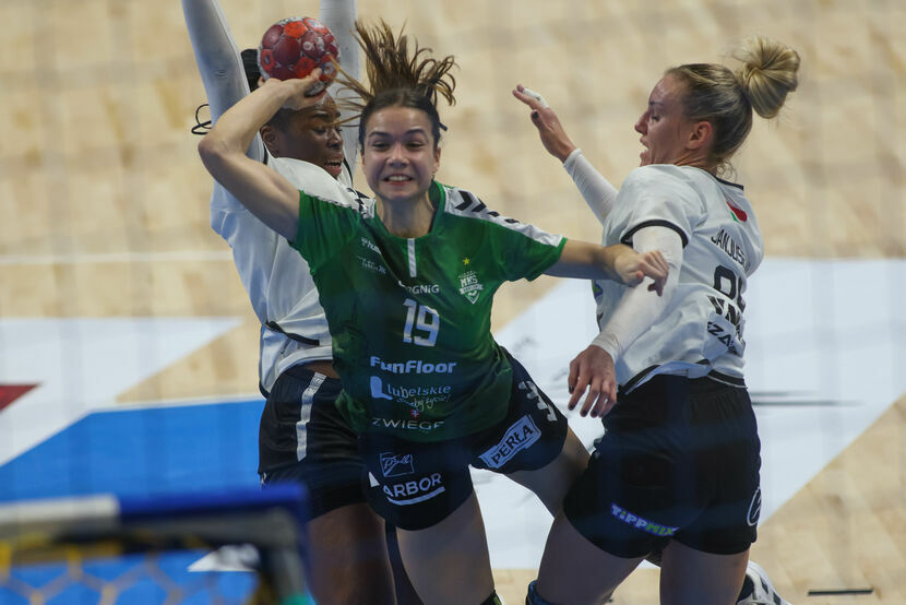 Michalina Pastuszka (w zielony stroju) zostanie w MKS FunFloor Lublin do końca sezonu 2025/2026