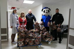 Mikołajki w Lublinie. Policjanci obdarowali małych pacjentów