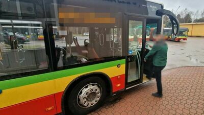 Zaparkował na pętli i uderzył w miejski autobus
