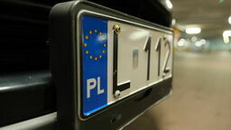 Urząd zamawia m.in. 500 tzw. „krótkich” tablic. Są one przeznaczone dla aut importowanych z USA i Japonii