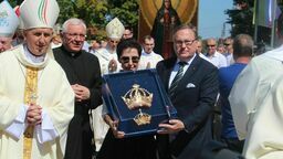 Senator Grzegorz Bierecki (PiS) od lat jest zaliczany do najbogatszych polskich polityków. Nie szczędzi pieniędzy na społeczne inicjatywy m.in. ufundował w Białej Podlaskiej pomnik Lecha i Marii Kaczyńskich, a w sanktuarium w Kodniu nową koronę Matki Boskiej Kodeńskiej z okazji 300–lecia koronacji cudownego obrazu