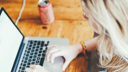 Młodzi naukowcy muszą podejmować dodatkową pracę. Czy ich sytuację odmieni obiecana podwyżka stypendium?