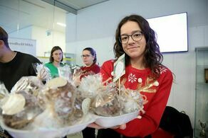 Uśmiech dzieci za zakup słodkości. Trwa kiermasz