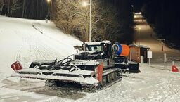 Naśnieżanie stoku z armatek zaczęło się pod koniec listopada. Na początku grudnia dopadało sporo naturalnego śniegu. Teraz cała trasa musi zostać solidnie zratrakowana. 