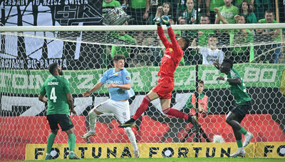 Tomasz Woźniak (w czerwonym stroju) w tym sezonie bronił bramki Górnika tylko raz