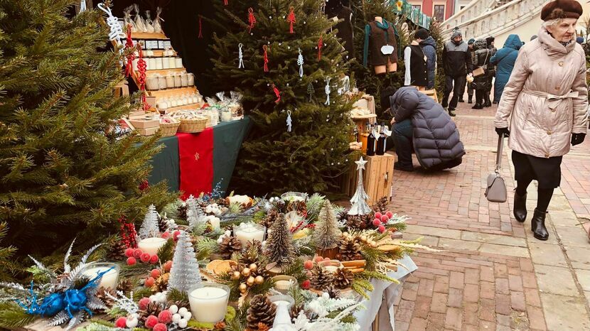 Jarmark Świąteczny w Zamościu to okazja do kupienia bożonarodzeniowych ozdób, ale też upominków czy tradycyjnych smakołyków