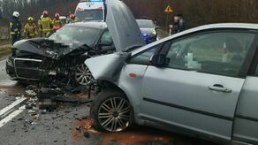 Zderzenie audi z fordem. Cztery osoby w szpitalu