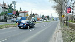 Zamontowane w trzech lokalizacjach wyświetlacze w przypadku przekroczenia dozwolonej prędkości "świecą" na zielono