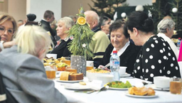 Podarunki wręczono na koniec spotkania wigilijnego w sali gimnastycznej domu pomocy w Żyrzynie