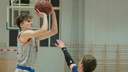 Kacper Kępa (z piłką) robił co mógł, ale Flying Foxes przegrało pierwszy mecz w tym sezonie