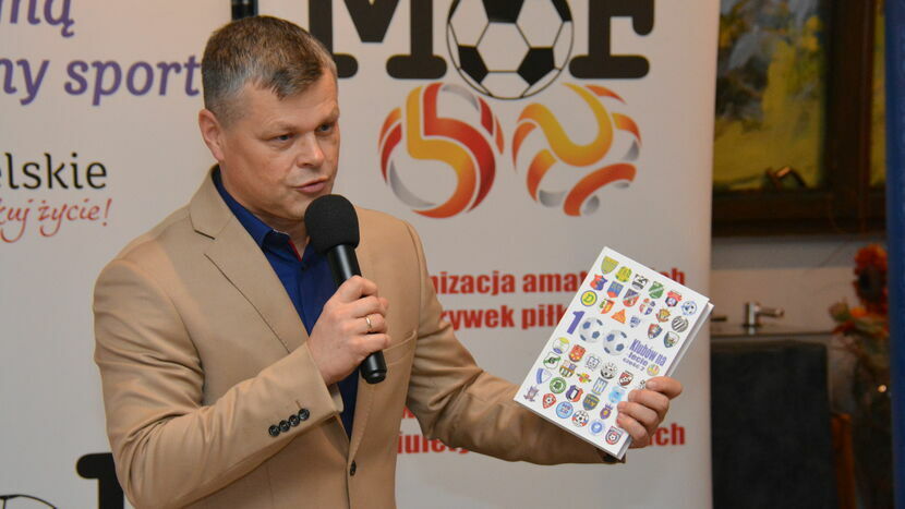Autor książki „100 Klubów na 100-lecie Lubelskiego Związku Piłki Nożnej - część 2” podczas spotkania autorskiego