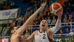 Liam O’Reilly (z piłką) to specjalista od efektownych akcji

