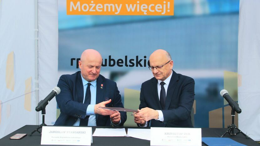 Kwiecień 2022 roku. Prezydent Krzysztof Żuk (z prawej) i Jarosław Stawiarski podpisują umowę dotyczącą przekazania unijnych funduszy na budowę mostu przy ul. Żeglarskiej w Lublinie