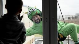 Bohaterowie z bajek zjechali po ścianach szpitala dziecięcego. Alpiniści dla WOŚP