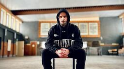 Michał Stachyra wydzierżawił od miasta nieczynną poczekalnię po autobusowym dworcu. Pomysłów na artystyczne inicjatywy w tym miejscu mu nie brakuje. Problemem mogą być natomiast pieniądze, stąd otwartość na sponsorów poszczególnych wydarzeń