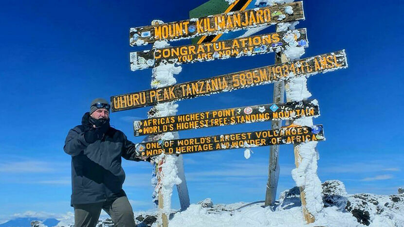 Dominik Maiński na szczycie Kilimandżaro.