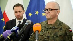 Na pierwszym planie płk Jerzy Flis. Z tyłu wojewoda Krzysztof Komorski