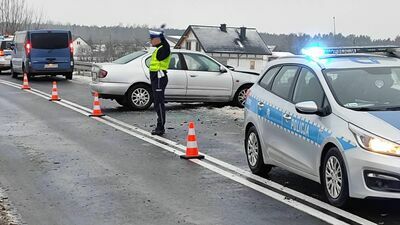 Czołowe zderzenie aut w województwie. Powodem warunki atmosferyczne