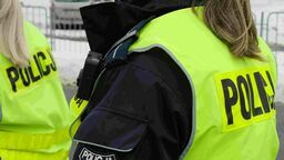 Bez butów, w koszuli nocnej. Pomogli policjanci