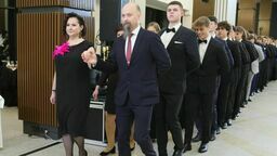 Ach, co za bal! Uczniowie Staszica na razie bawią się na studniówce