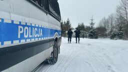 Był tak zmarznięty, że nie wiedział, gdzie się znajduje. Dzielnicowy zareagował w porę