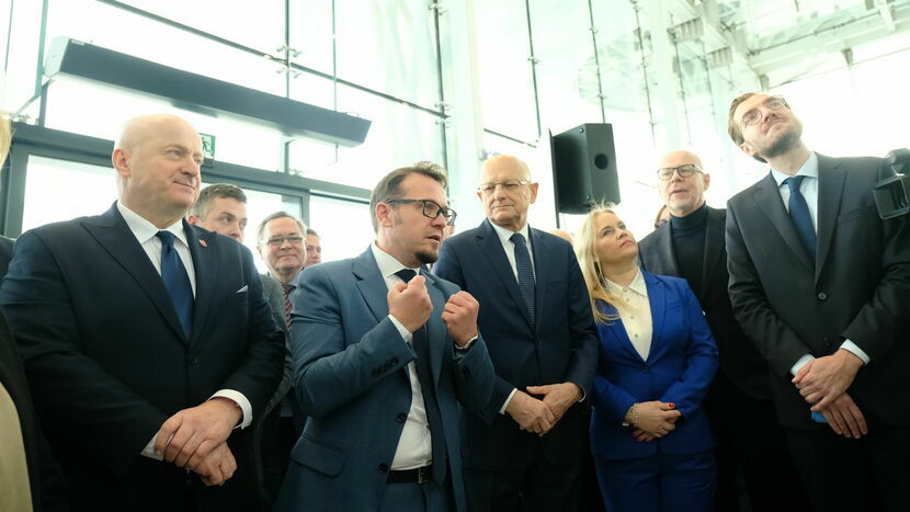 Dyrektor ZTM Grzegorz Malec (na pierwszym planie) podczas otwarcia Dworca Lublin