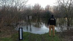 Huczwa wylewa, strażacy uspokajają