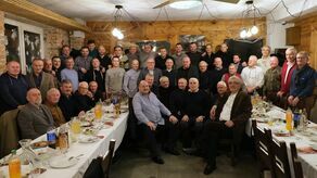 Wspólna fotka. Byli zawodnicy i trenerzy Lublinianki, reprezentanci sekcji koszykówki, piłki nożnej, podnoszenia ciężarów i boksu spotkali się w klubowym pawilonie na Wieniawie, ale nie na sali treningowej lecz w mieszczącej się na parterze budynku karczmie u Barci Mazur.