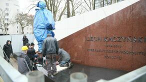 W czwartek zamontowany, w sobotę zostanie odsłonięty