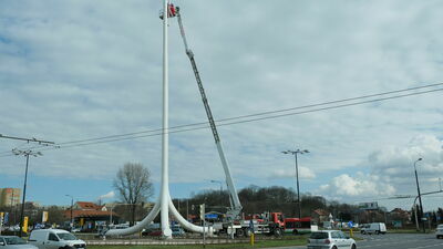 Wymiana biało-czerwonej flagi na Maszcie Niepodległości 