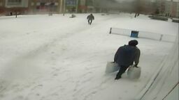 Podrzuciła kilkanaście reklamówek z odzieżą pod dworzec. PKS ostrzega 